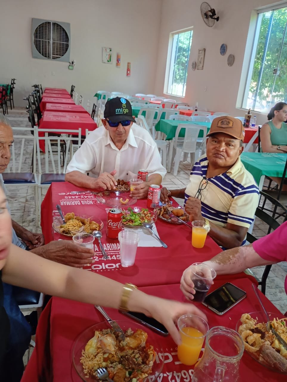 Residentes confraternizando à mesa