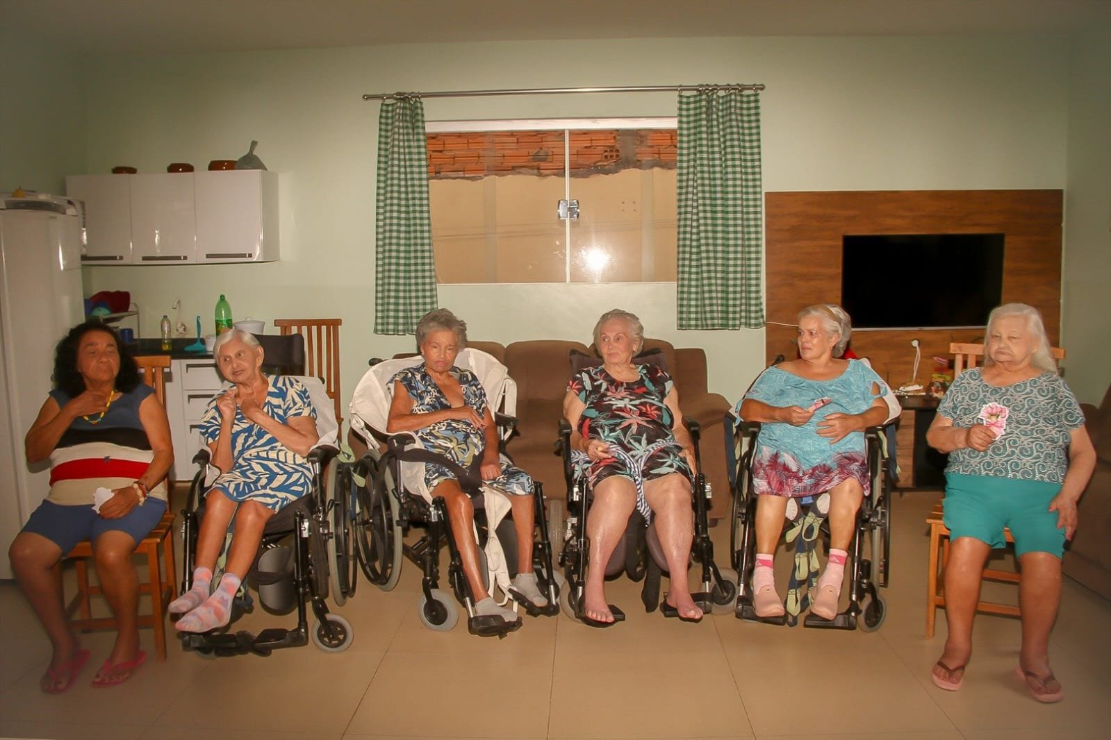 Residentes reunidas na sala de convivência