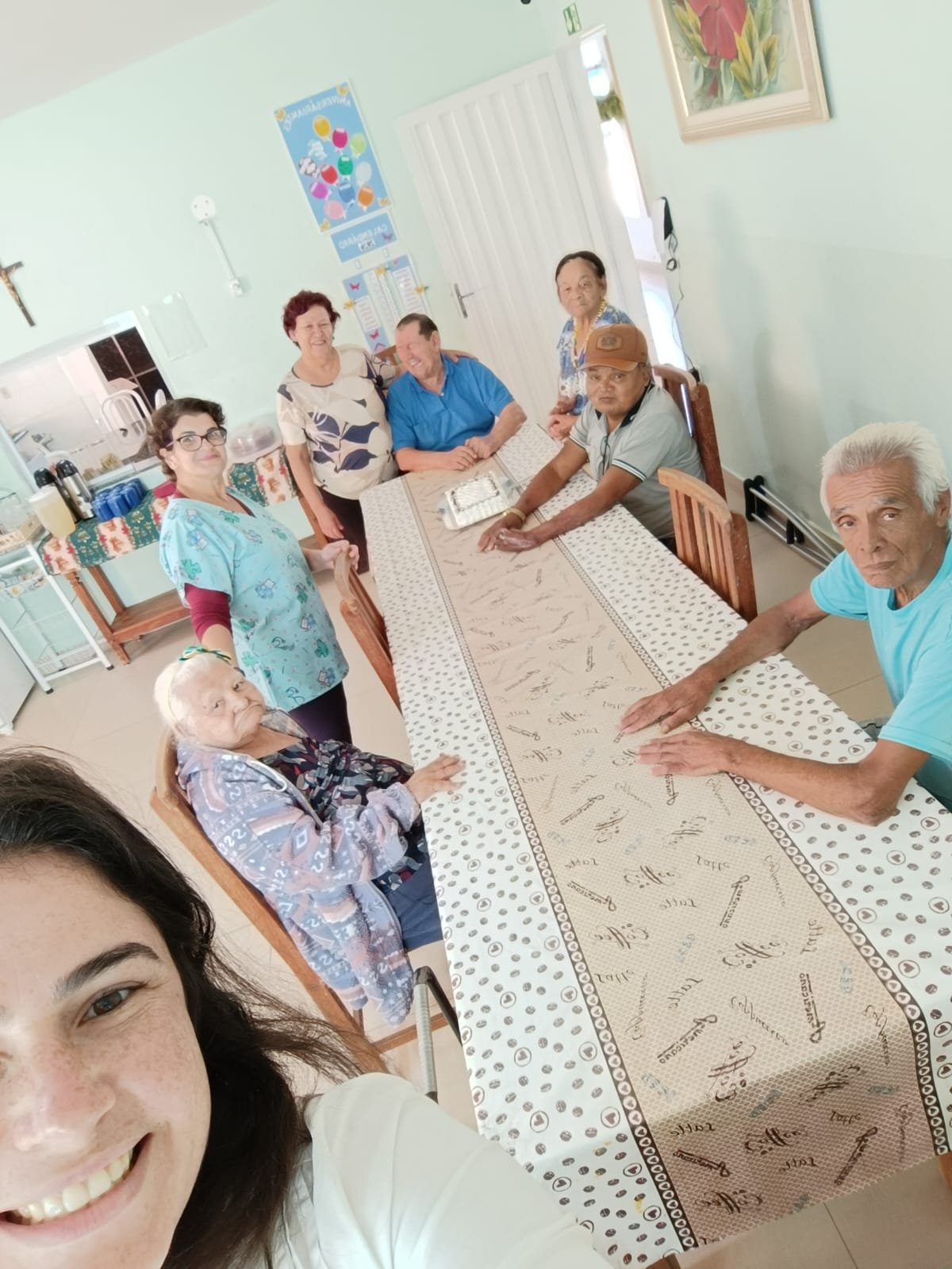 Residentes e equipe ao redor da mesa de café